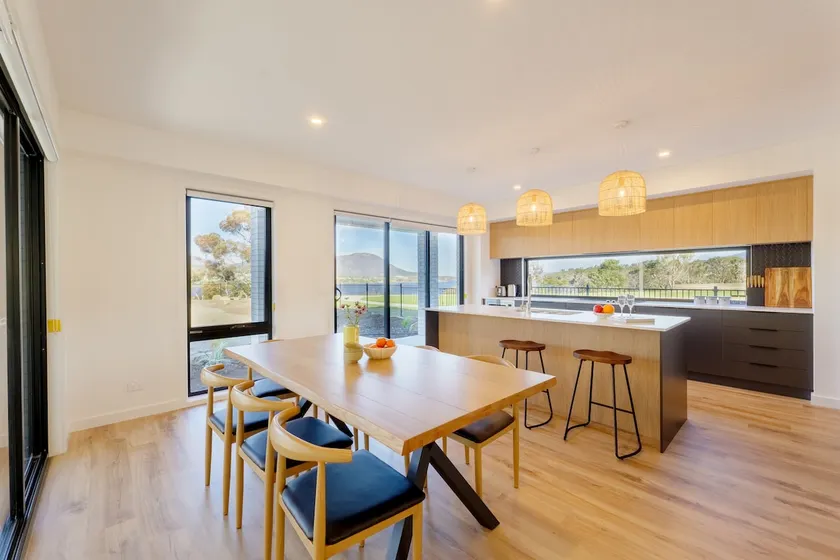 Hobart Unique Luxury Waterfront Retreat 4BR - Image 1