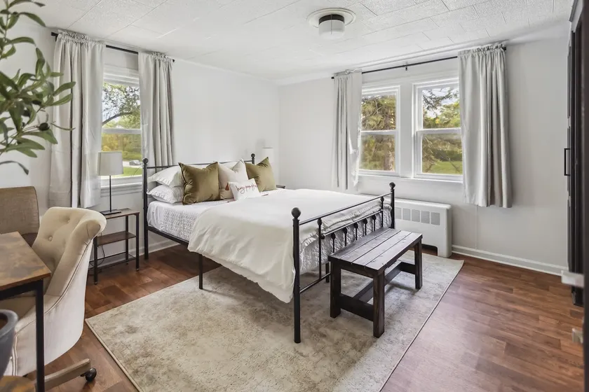 Fully Equipped Studio w/ Kitchen & Laundry Access - Image 1