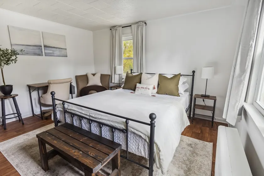 Fully Equipped Studio w/ Kitchen & Laundry Access - Image 1