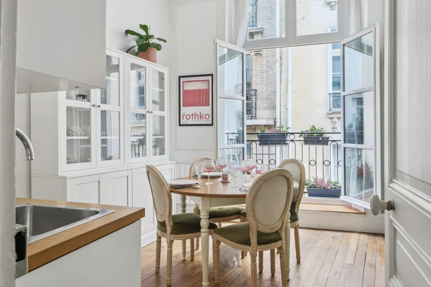 Luxurious 42sqm flat in the heart of Paris - Image 1