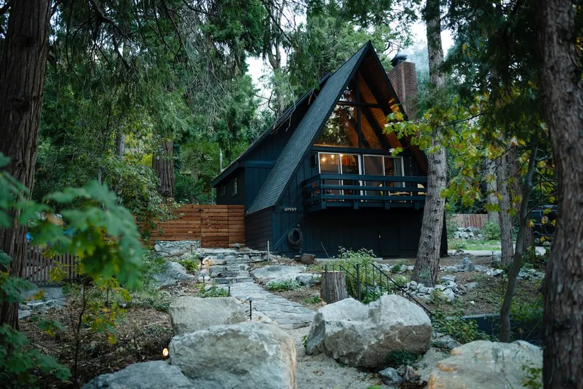 Cozy A-frame cabin with forest views - Image 1
