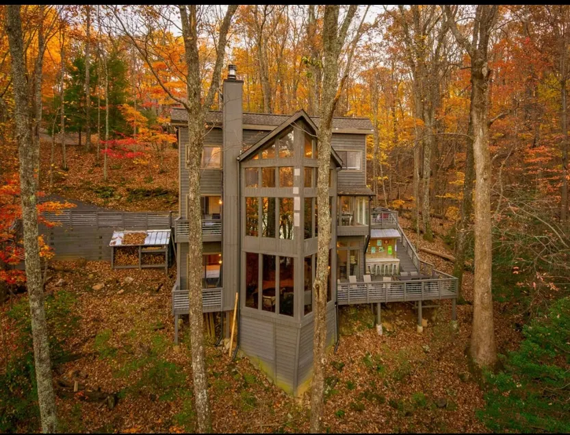 Recently renovated, lakeside cabin w/ game room! - Image 1