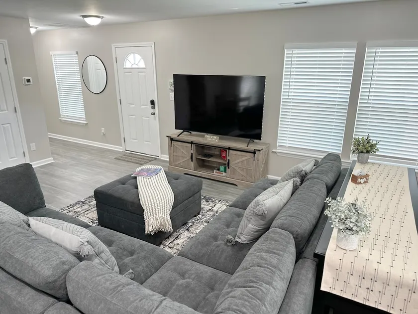 *Cozy, Modern, Impeccably Located!* - Image 1
