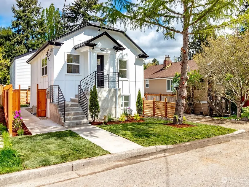 Luxury 2br1ba w/ Hot tub, patio, crib & vanity - Image 1