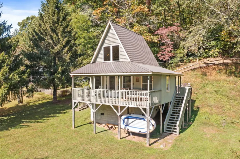 Tranquil Riverfront Living at Sasquatch Cabin! - Image 1