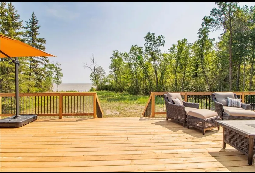 Lakefront Retreat in Gimli, MB! - Image 1