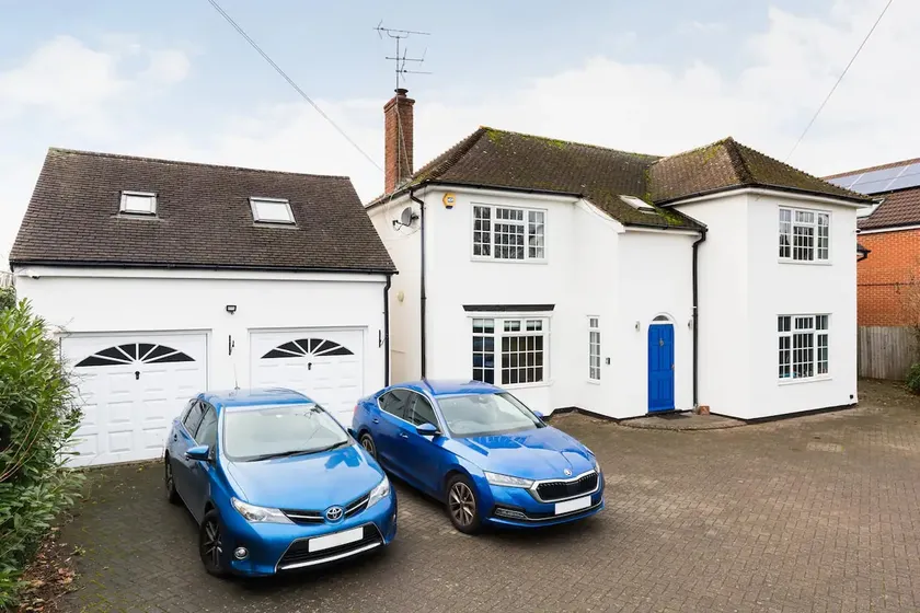 Spacious 5 Bed & Hot Tub Sleeps 13, near Stratford - Image 1
