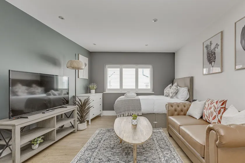 Modern 1 BR apt near town centre, perfect for long stays - Image 1