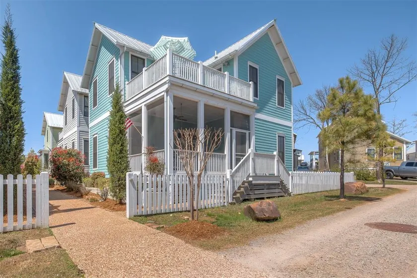 3BR Cottage w/ Pool, Lake Access & Cozy Charm - Image 1
