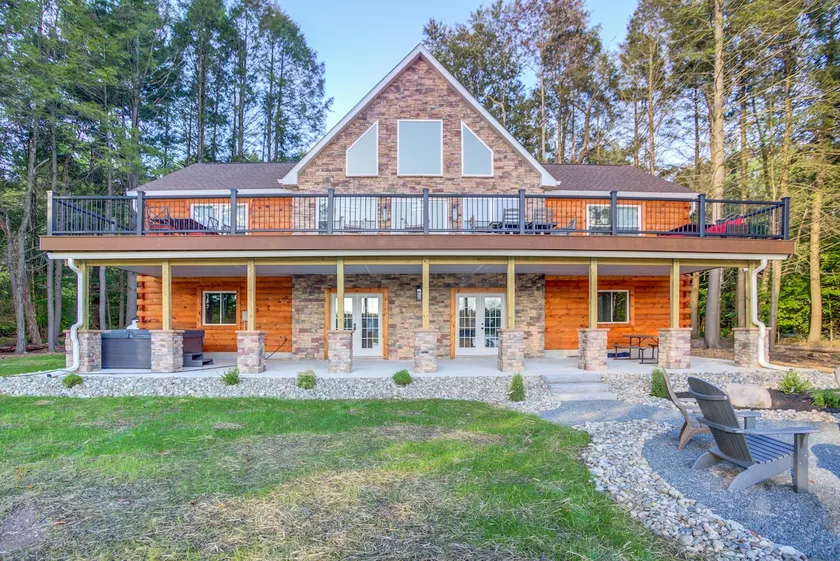 Luca's Lake House•Beach Access•Hot Tub•Fire Pit• - Image 1