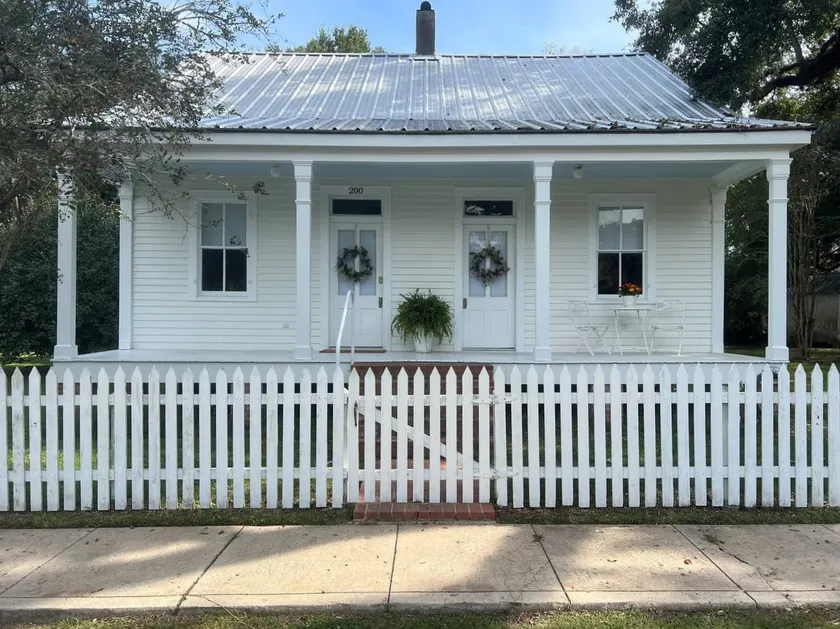 Historic District Greek Revival - Image 1