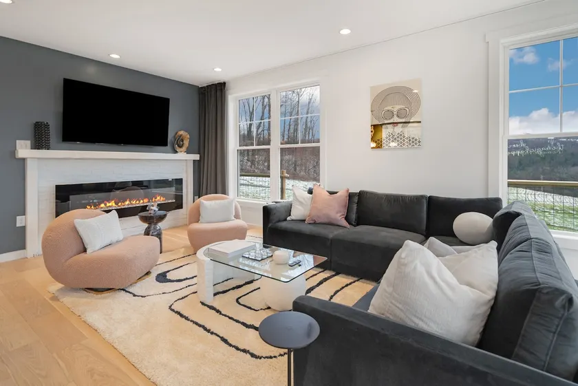 Hilltop- Luxury Home with views and a dog run - Image 1