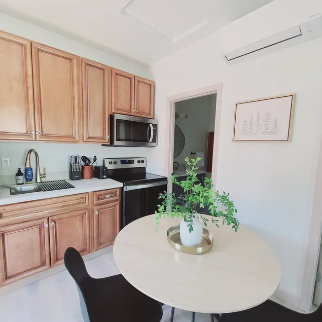 Comfy Clean Broadstone cottage W/D & Full Kitchen! - Image 1