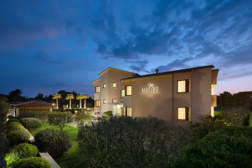 Malibu Grand Royale – Luxury Group Villa - Image 1