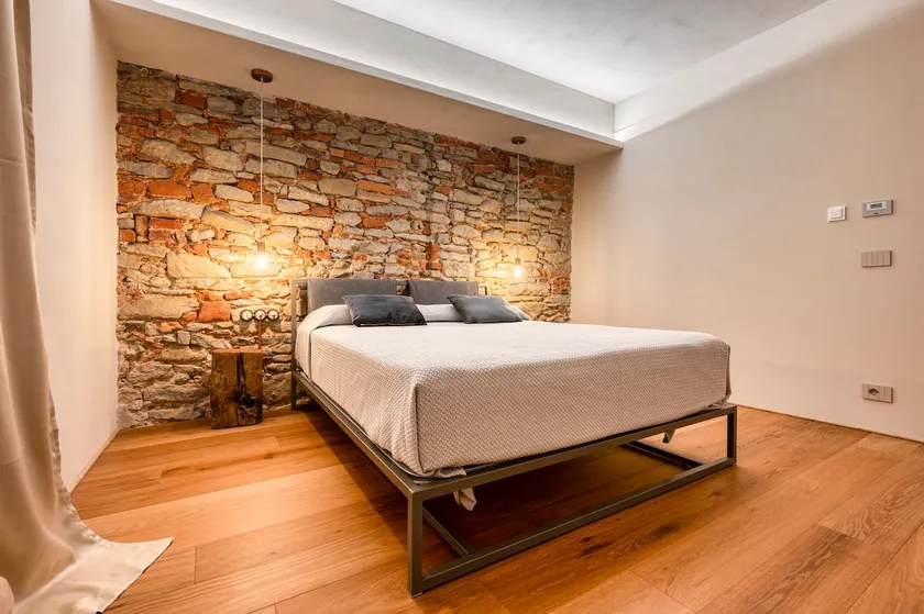 CasaCalleri.Alta langa:Luxury1600Brick Arch Retrat - Image 1