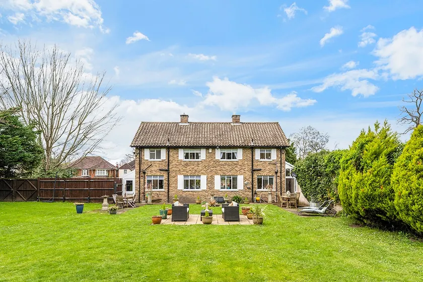 Hidden Cottage with Parking in Esher Surrey - Pass the Keys - Image 1