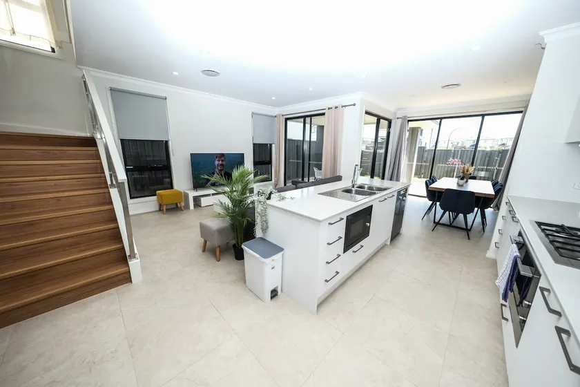 Brand new 5 bedroom house close to Rouse hill - Image 1