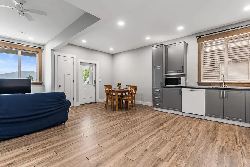 Peaceful 1 bedroom suite - Image 1