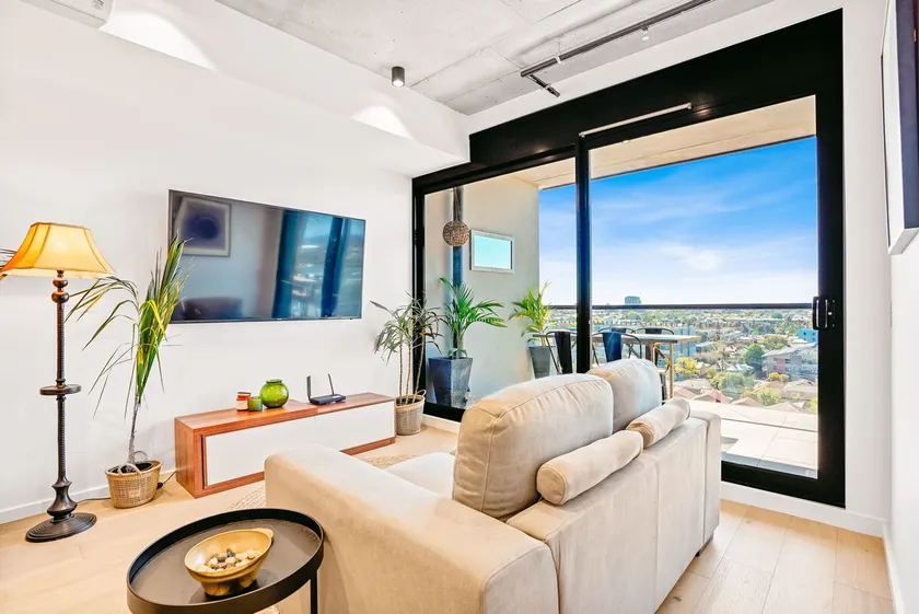 Ovation - New Footscray Apt w parking & pool - Image 1