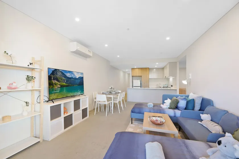 004. Luxurious and comfortable 2 bedrooms near Wolli Creek, 2km from the airport, 5 min walk to the train station, 20 min to Sydney city center - Image 1