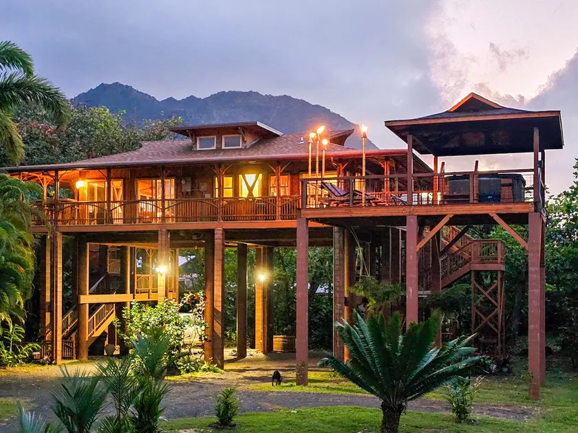 The Iconic Bamboo House~Hot Tub~Panoramic Views~AC - Image 1