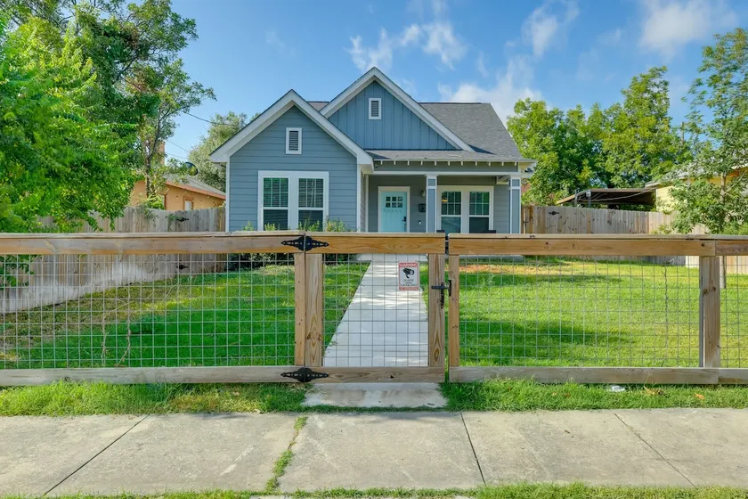 Centrally Located Stunning 3BR 2BA Near Downtown - Image 1