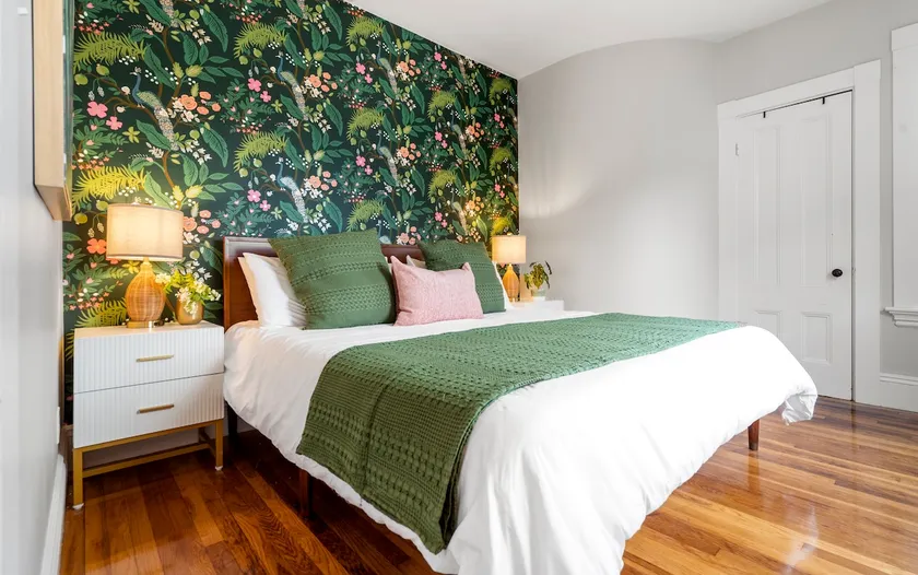 Downtown Beverly|KING BED|Minutes to Salem+Train - Image 1
