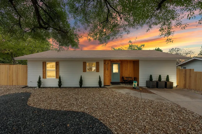 Austin Poolside Oasis | Near DT - Image 1