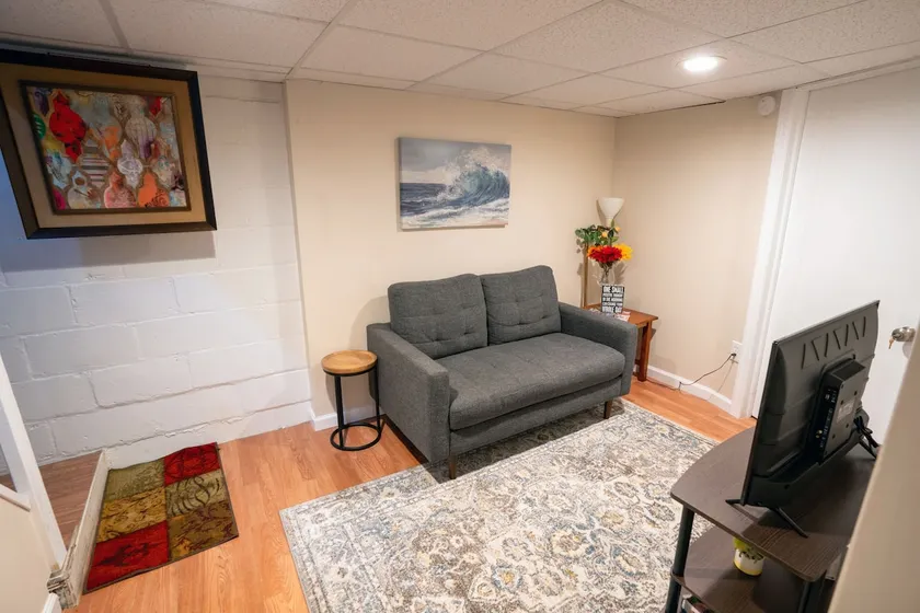 Clean basement, walk to all in downtown Seaford - Image 1