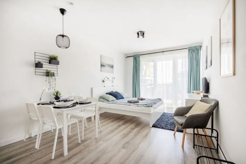 Modern Riverside Studio with Free Parking - Image 1