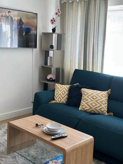 Dartford Luxurious House with Parking - Netflix - Wi-Fi - Image 1