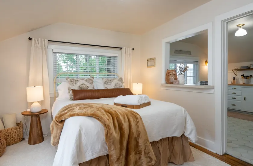 Cozy Studio Apt, 5 min walk to downtown - Image 1