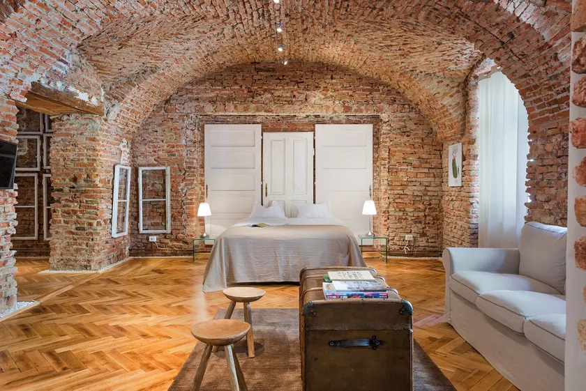 Historical All Brick Apartment - Image 1