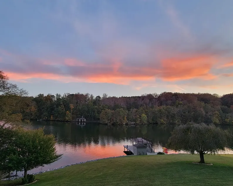 Lakefront - 7 beds - 4 baths - Hot Tub! - Image 1