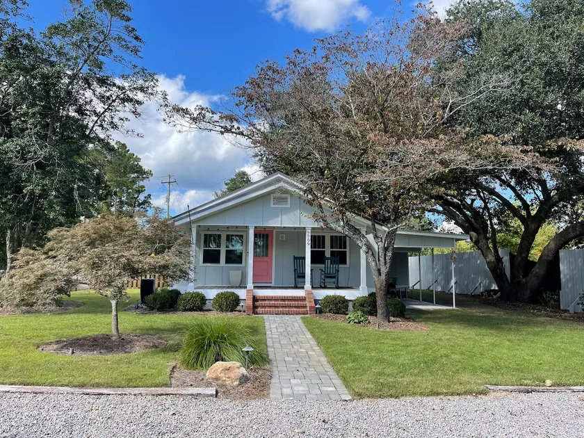 Charming Cottage! Open space with coastal theme. Centrally located.  - Image 1