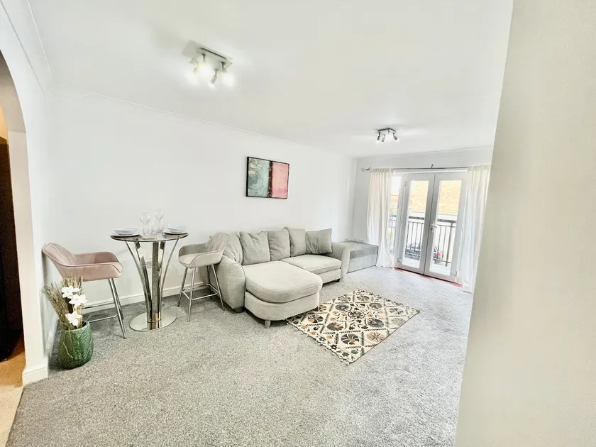 2 Bed Luxury Apt in Gravesend - Image 1