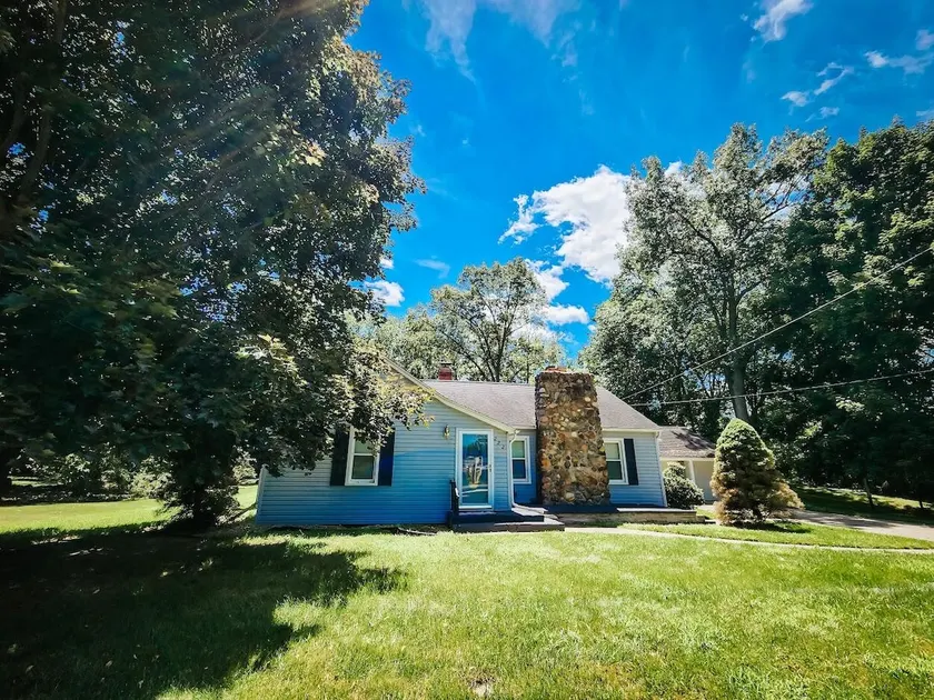 Cozy Cottage Near Campus - Image 1
