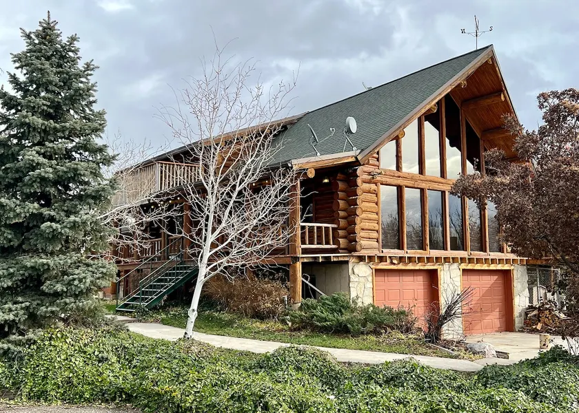 Family Ski Cabin with Pool & hot tub - Image 1