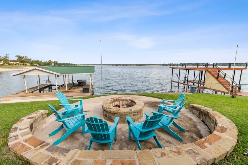 Lakefront retreat, hot tub, pets - Image 1