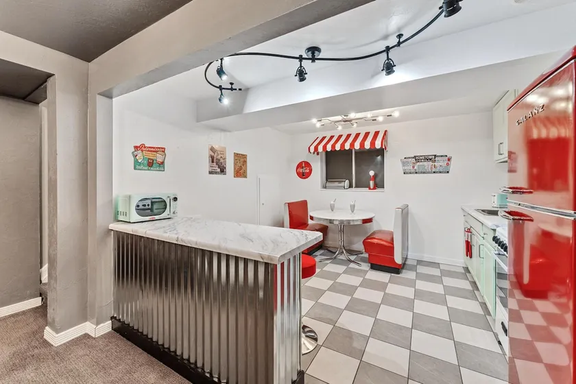 A Retro Retreat! 1950s Malt Shop, Theater, & Spa! - Image 1