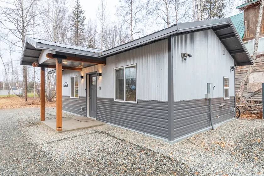 Downtown w/ Parking, Wi-Fi, Kitchen, and Laundry! - Image 1