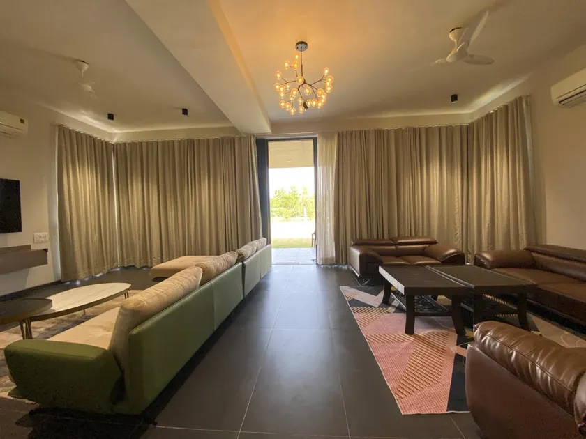 3 bhk Golf Villa & Garden/Pool - Image 1