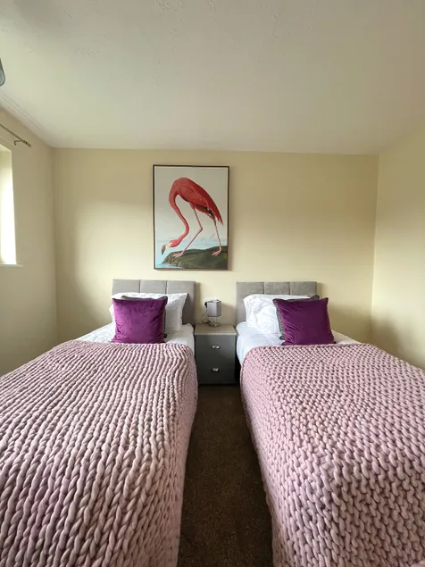Stunning 3 bedrooms house with Garden and Free Parking - Image 1