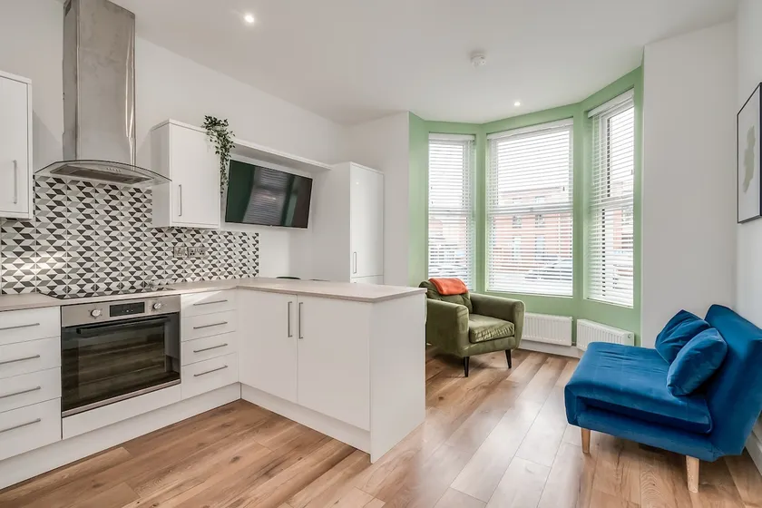 Belfast 2BR Apartment w Courtyard & Street Parking - Image 1