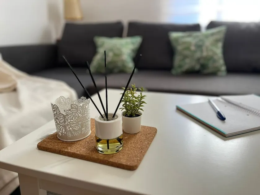 Apartment with public street parking - Image 1