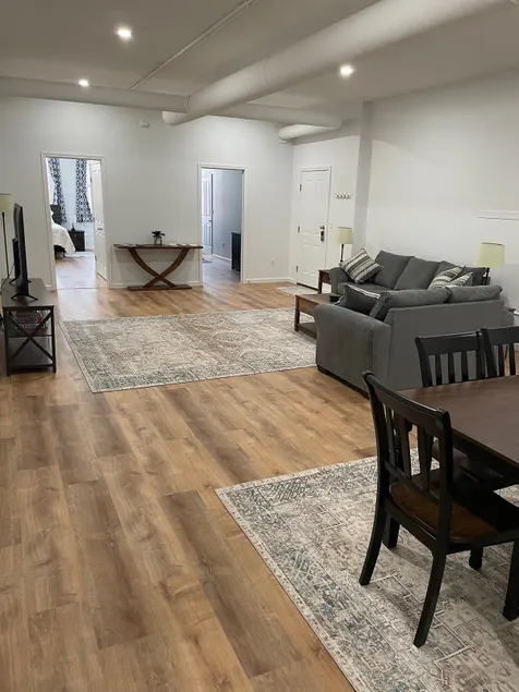 Modern Spacious Uptown Loft Apt in the ANF - Image 1