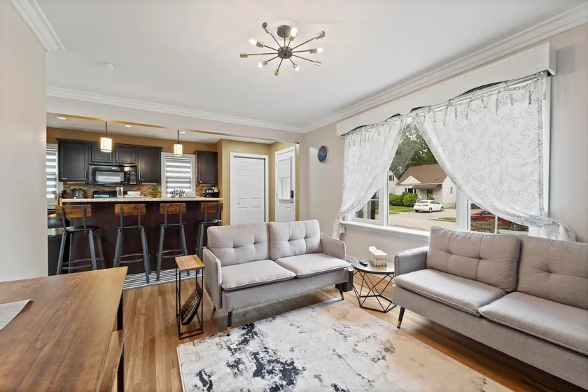 Family-Sized 3BR • 5 Beds • Near Downtown - Image 1