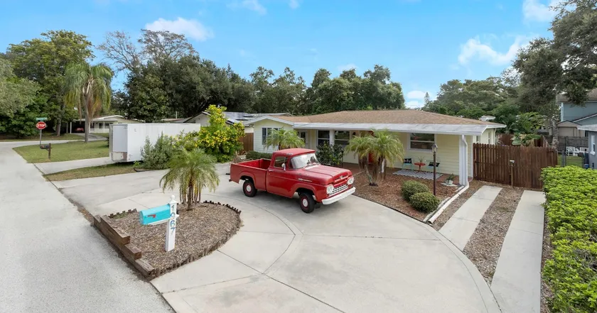 Florida Retro Airbnb - Image 1
