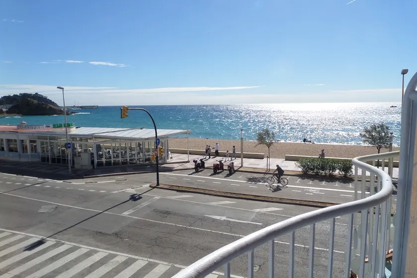 GREAT APARTMENT IN SEA FRONT. BEST POSSIBLE LOCATION IN TOWN. - Image 1