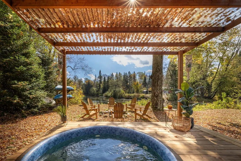 Hills Haven - Luxury Riverfront Cottage - Image 1
